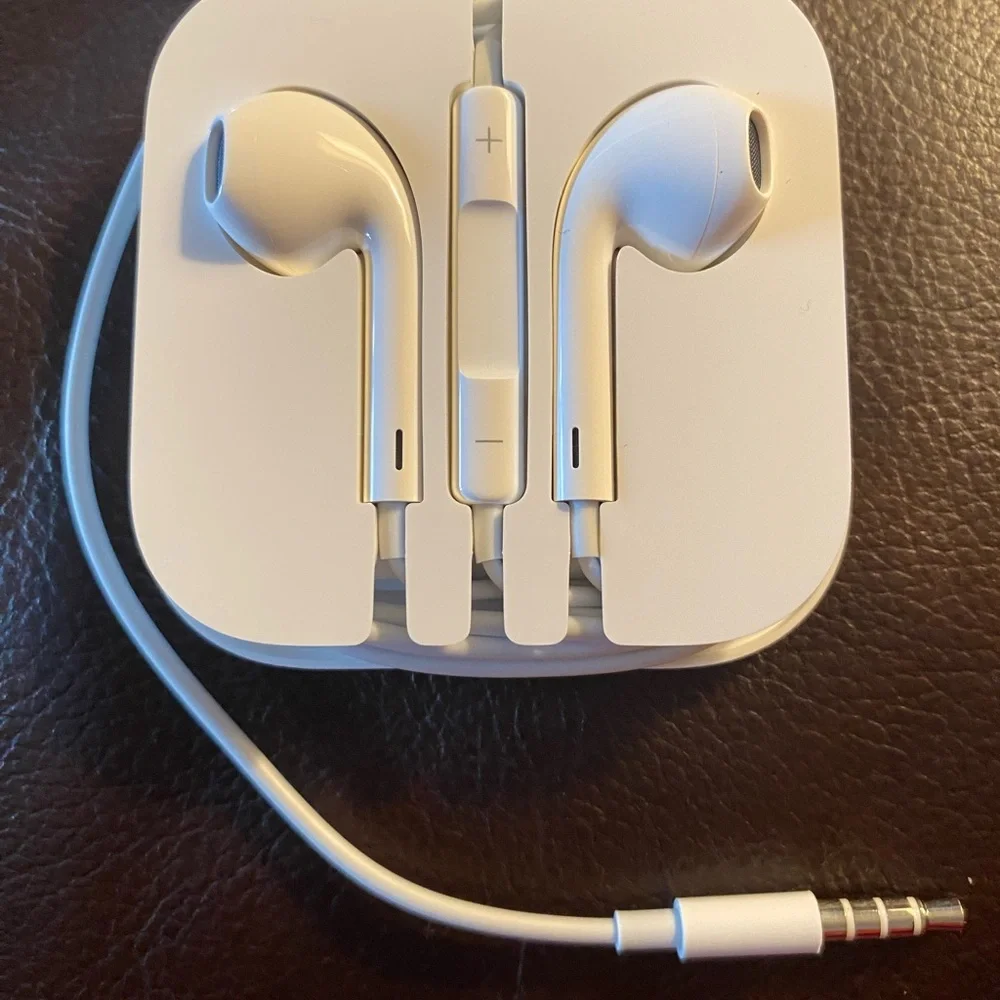 New Apple iPhone iPod Ear Buds in case